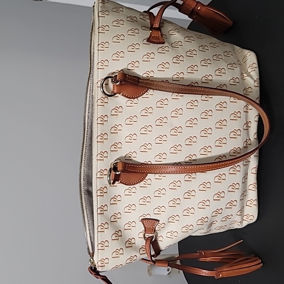 Dooney and Bourke handbag - Picture 2 of 4